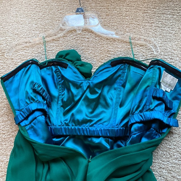 Donna Morgan 100% Silk festive strapless dress . - Picture 4 of 5